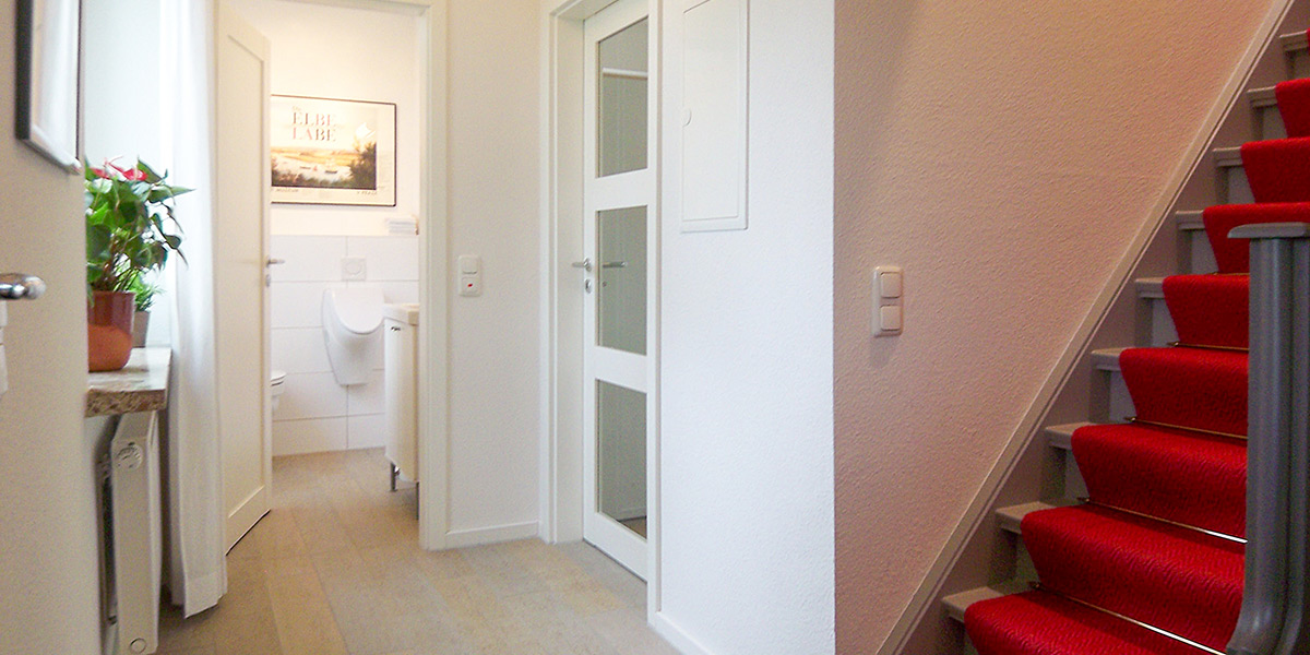 ferienhaus-wietzendorf-gaeste-WC-treppenhaus